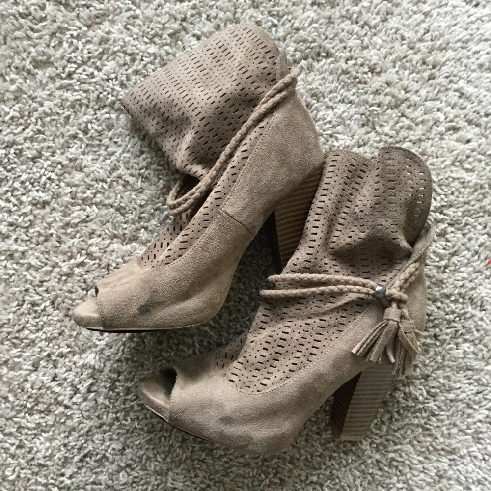 🔥🔥HOST PIC🔥🔥Tan heel/bootie with tassels